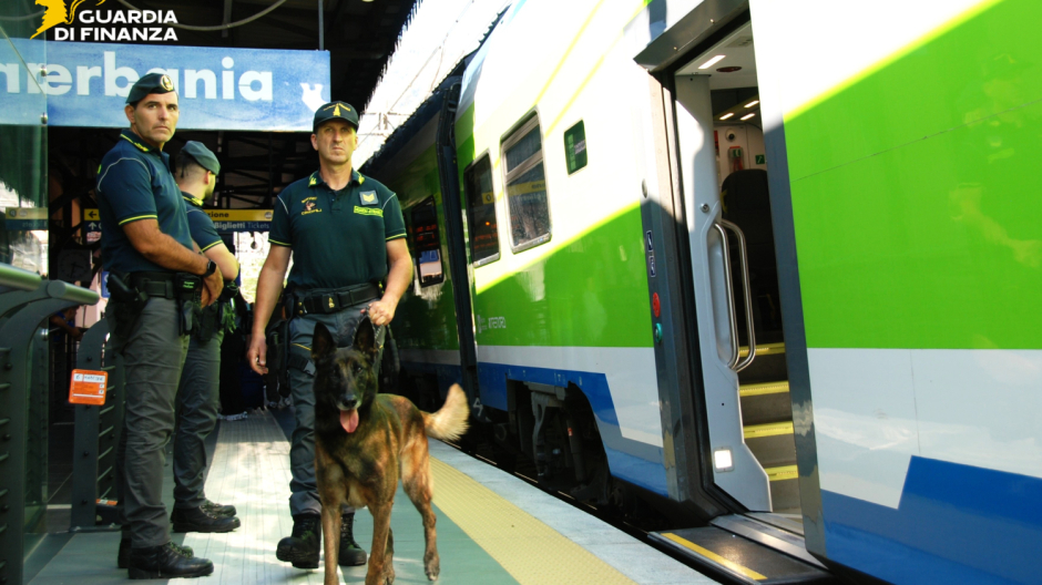 Hashish nascosto in una panciera: arrestato in stazione con oltre un chilo di droga